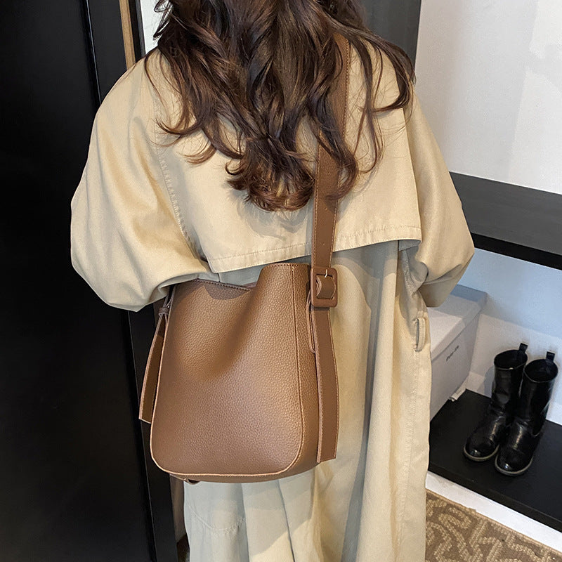 Retro casual shoulder bag women's 2025 new fashion solid color bucket bag niche trend commuter messenger bag