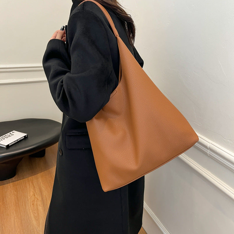 Autumn and winter new commuter tote bag women 2025 retro is a large-capacity shoulder bag simple casual armpit bag