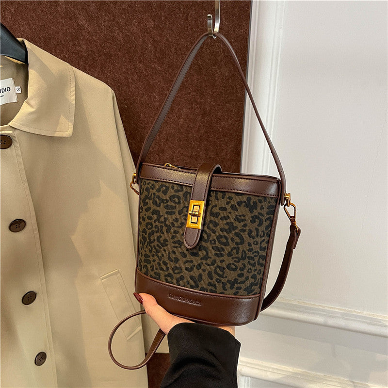 Fashion leopard print bag large capacity women's 2025 new autumn and winter popular foreign style messenger bag fashion portable bucket bag