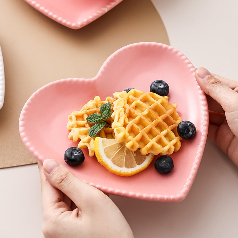 Creative heart-shaped ceramic dish - unique heart plate for snacks, jewelry, home use, cake, fruit, and heart-shaped desserts