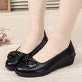 Comfortable leather shoes for middle-aged and elderly women - soft sole, flat, wear-resistant, waterproof, spring/autumn style - grandma shoes