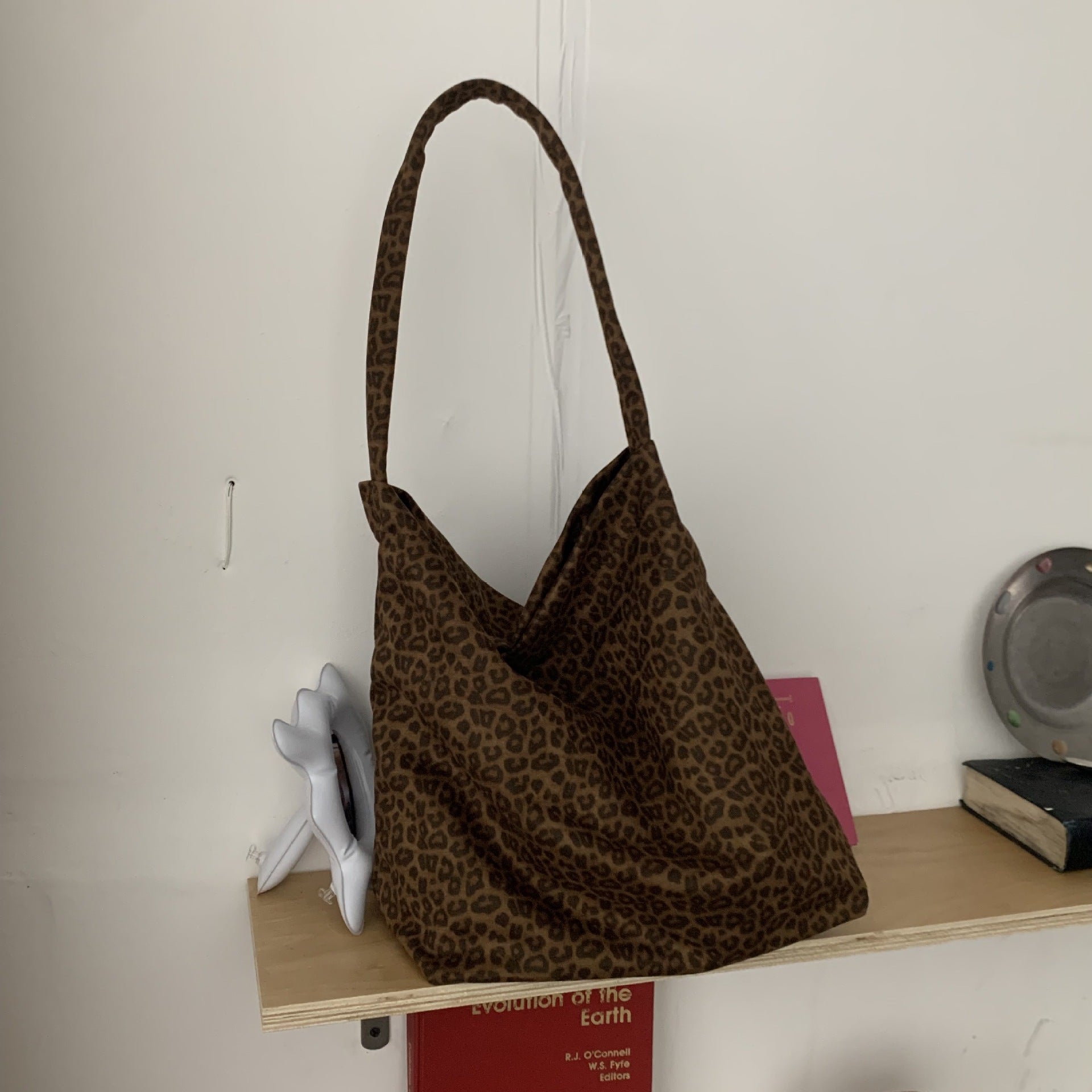 Bag diagonal span versatile women's fashion leopard print shoulder bag to work commuter underarm bag retro large capacity tote bag tide