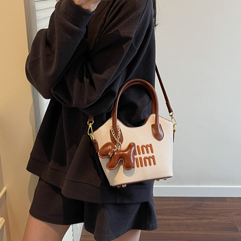 Fashion bags women's new models are popular this year, foreign-style portable shoulder bags, Korean version of casual commuting versatile messenger bags