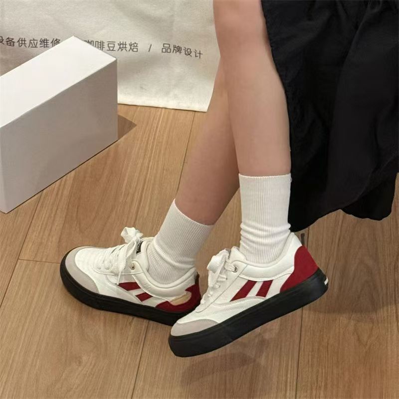 Women's fall/winter white sneakers: versatile chic niche style, 2026 new arrivals, perfect with wide-leg pants, athletic casual skate shoes