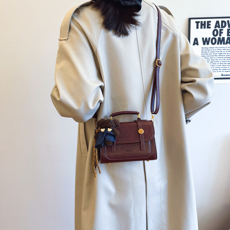 Simple texture college style small square bag women's new 2025 autumn and winter shoulder bag personalized foreign style handbag