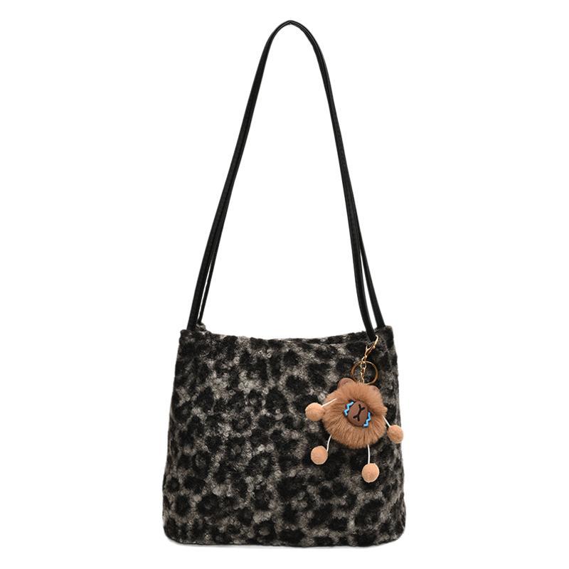 Simple and large-capacity bag 2025 new trendy and fashionable leopard print plush tote bag atmospheric fluff shoulder three-purpose bag