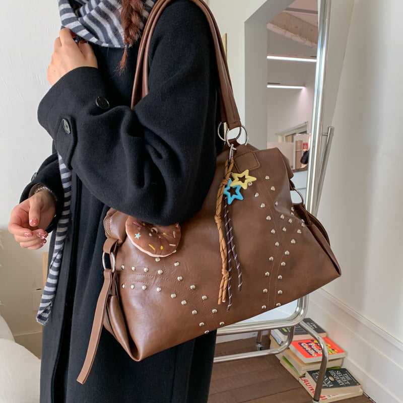 2025 new autumn/winter large capacity boston bag tote retro studded motorcycle style women's shoulder handbag