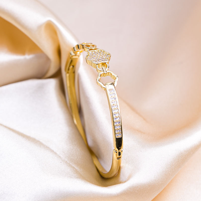 Hand jewelry for women, niche design, hot-selling bracelets, high-end minimalist inlaid versatile elegant bangles, new design jewelry