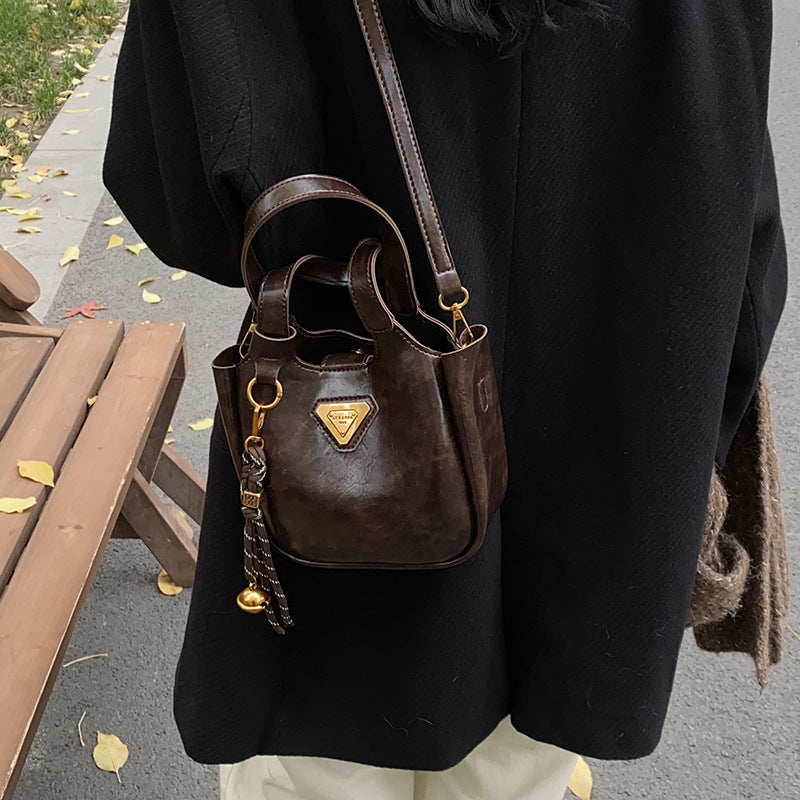 European and American retro trend shoulder bag 2025 new women's bag messenger bag foreign style solid color bucket bag underarm bag portable