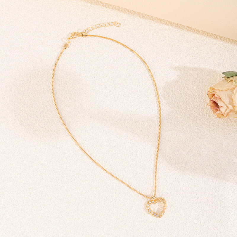 Gold clavicle chain wholesale european and american cross-border hollow heart pendant jewelry accessible luxury niche design heart-shaped necklace for women
