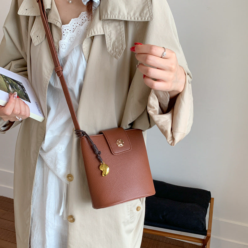 Cross-border  2025 new vertical mobile phone bag niche ins shoulder bag soft leather crossbody small bucket bag