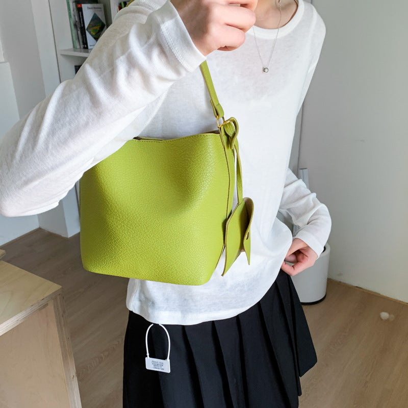 Retro bucket bag women's 2025 new fashion lychee pattern large capacity commuting shoulder bag fashionable literary and artistic child and mother bag