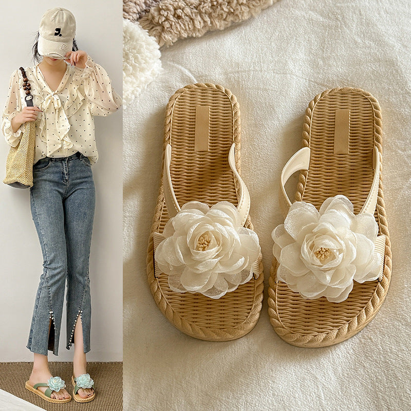 Sweet and stylish women's summer sandals, featuring a new mesh floral design, flip-flop style, flat sole, and non-slip beach shoes