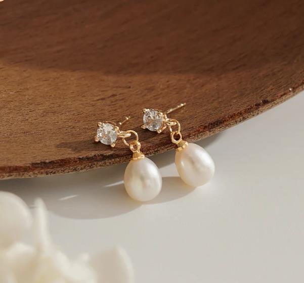 2024 new fashionable light luxury pearl earrings - versatile korean style, trendy and chic