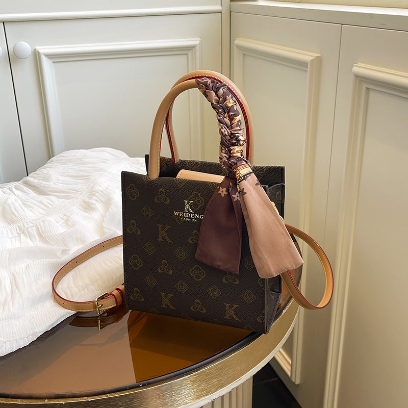 French portable high-end temperament bag women 2025 new presbyopia high-end trend ins Internet celebrity messenger bag