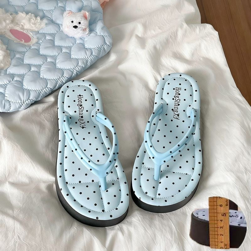 New korean-style platform flip-flops for women, featuring a trendy polka dot design. perfect for summer, these casual and comfortable beach sandals are slip-resistant and ideal for everyday wear