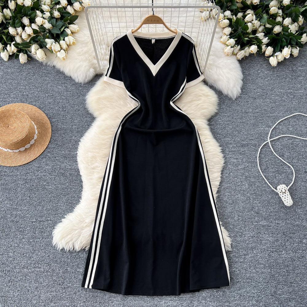 Frenchretro hepburn style little black dress for women, slightly fat, slimming look, retrocontrast colorv neck, short-sleeved, high waist, mid-length skirt