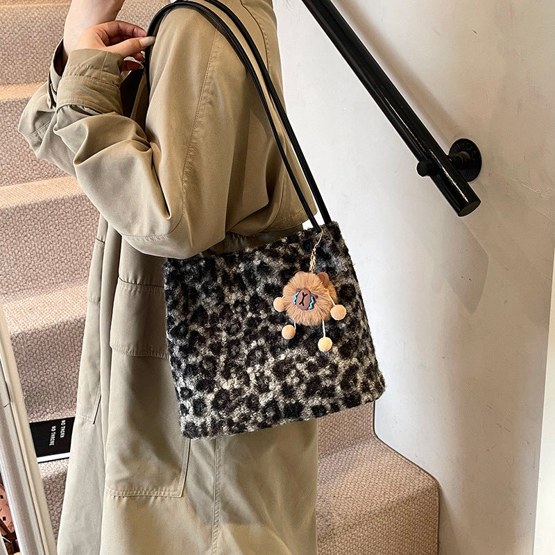 Simple and large-capacity bag 2025 new trendy and fashionable leopard print plush tote bag atmospheric fluff shoulder three-purpose bag
