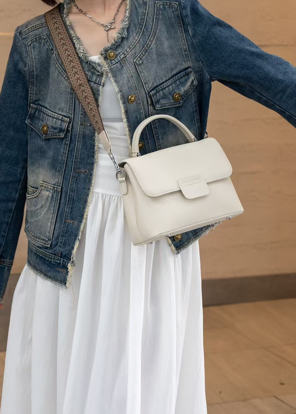 Top-grain leather women's shoulder bag, crossbody bag, minimalist and stylish. classic shell bag design for women, featuring two shoulder straps, large capacity, and soft leather