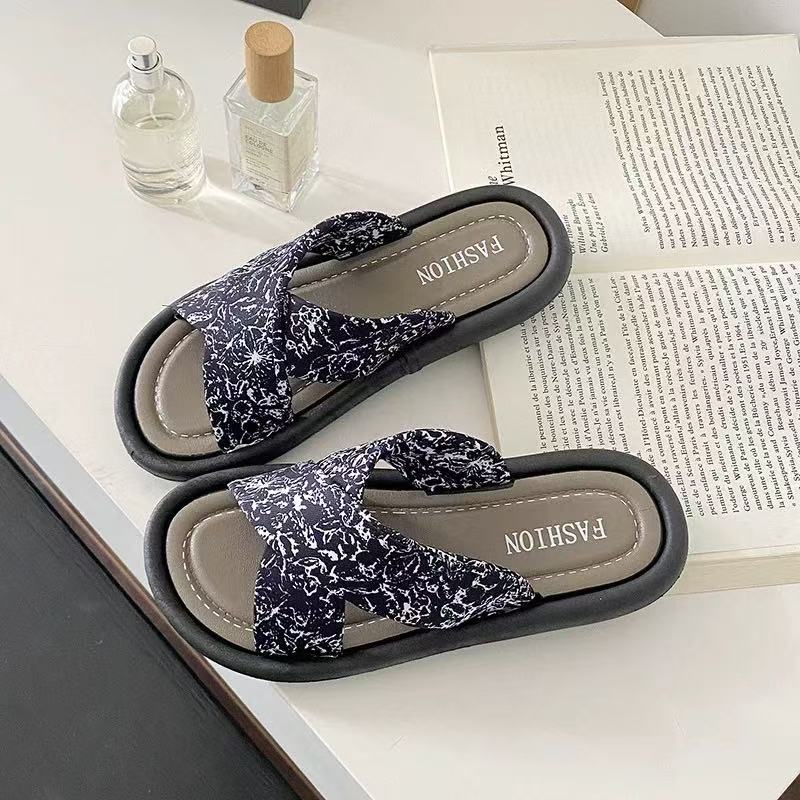 Summer new 2025 premium korean style non-slip women's slippers fashion casual shoes beach crossover sandals wholesale