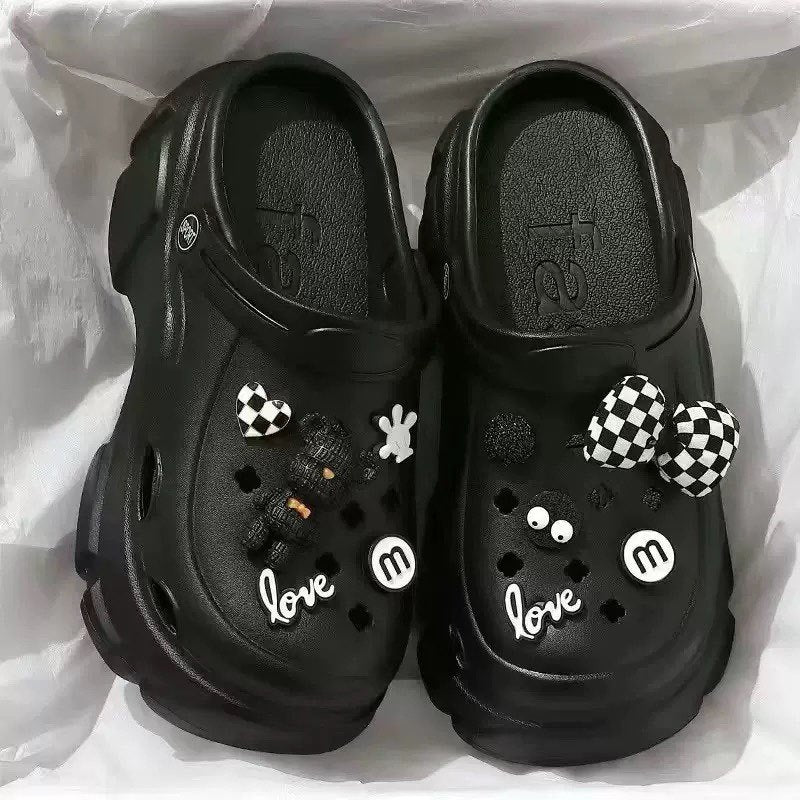 2026 cartoon thick sole crocs women's summer outwear new arrival indoor summer women's stomping on shit feeling non-slip sandals women's