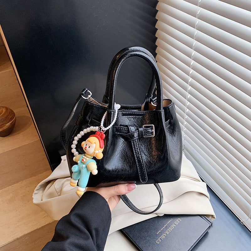 Fashion high sense 2025 new portable pleated bucket bag fashionable versatile foreign style shoulder messenger women's bag