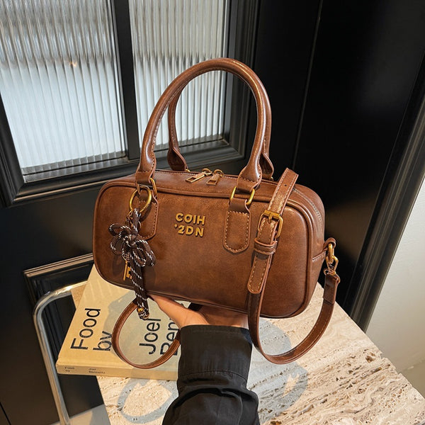 This year, popular small bags are women's autumn and winter versatile 2025 new fashion shoulder messenger bag retro portable pillow bag