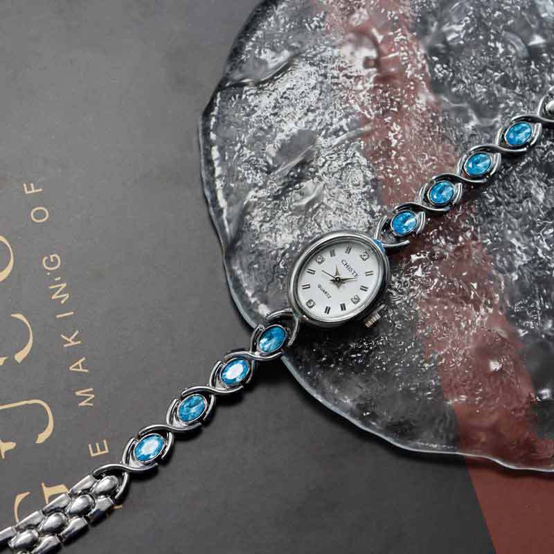 Used women's watch, elegant small gold watch, small dial, gold original design, accessible luxury, niche brand, chain strap, high-end wristwatch