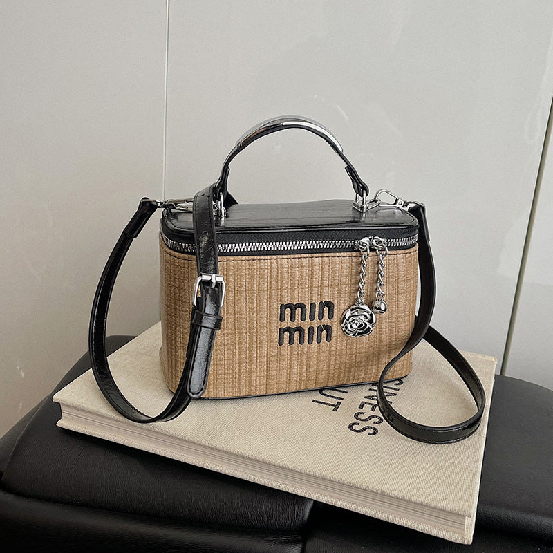 Simple casual messenger bag,  new fashion commuter trend box bag, Korean version of high-end versatile handbag