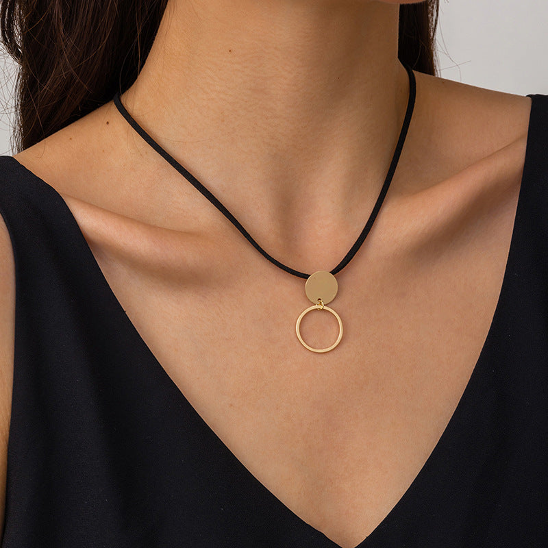 Wholesale exaggerated circle pendants - european & american cross-border fashion jewelry - versatile alloy necklaces - unique rope chain geometric necklaces