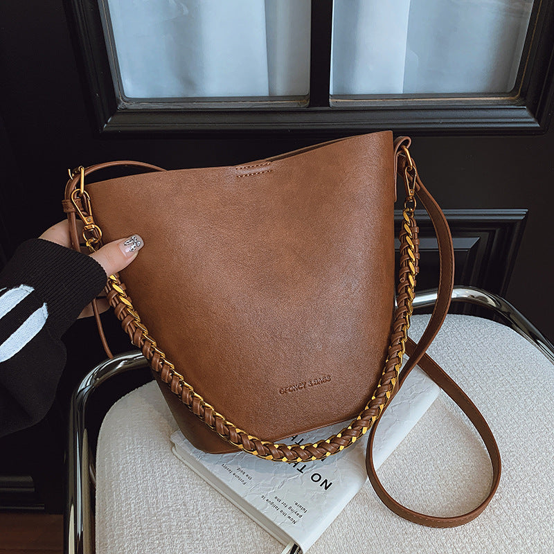 High-end minimalist bucket bag, large capacity commuter bag, fashionable and versatile chain shoulder bag, new autumn/winter crossbody bag