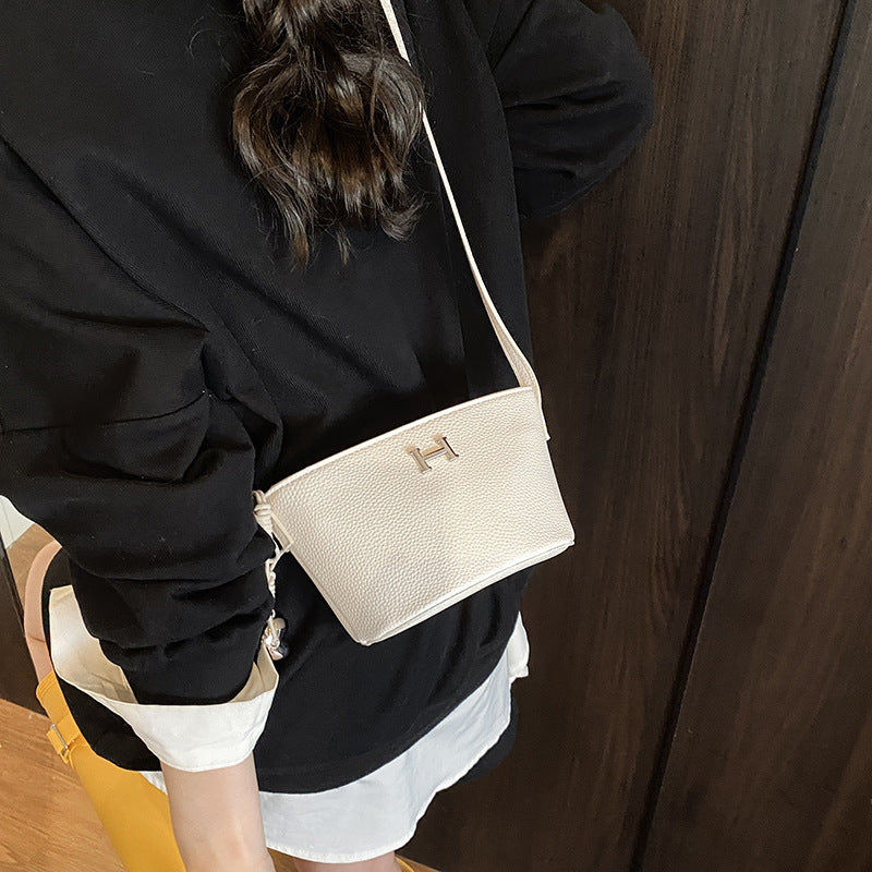 2025 new thorn tide women's bag bucket bag fashion oblique span bag camera bag double zipper simple shoulder bag trend