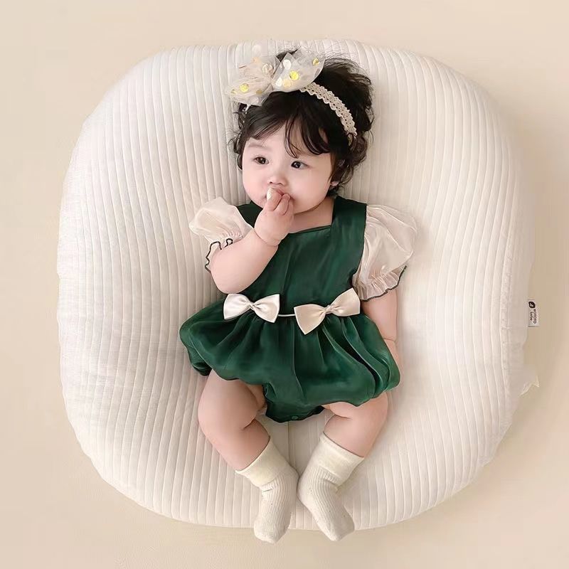 Infant and toddler summer outfits, super stylish and elegant, with a regal, courtly vibe. short-sleeved rompers for baby girls, perfect for full-month celebrations and 100-day milestones. princess-style onesies