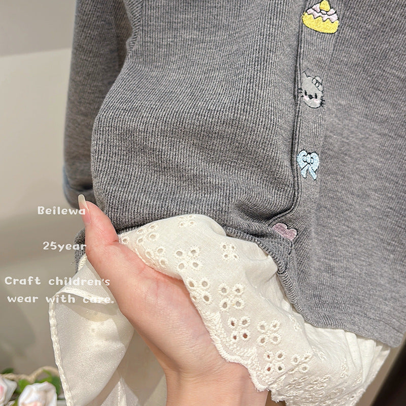 New girls' spring/autumn lace-trimmed cartoon embroidered undershirt - versatile, stylish, and trendy brand for baby girls