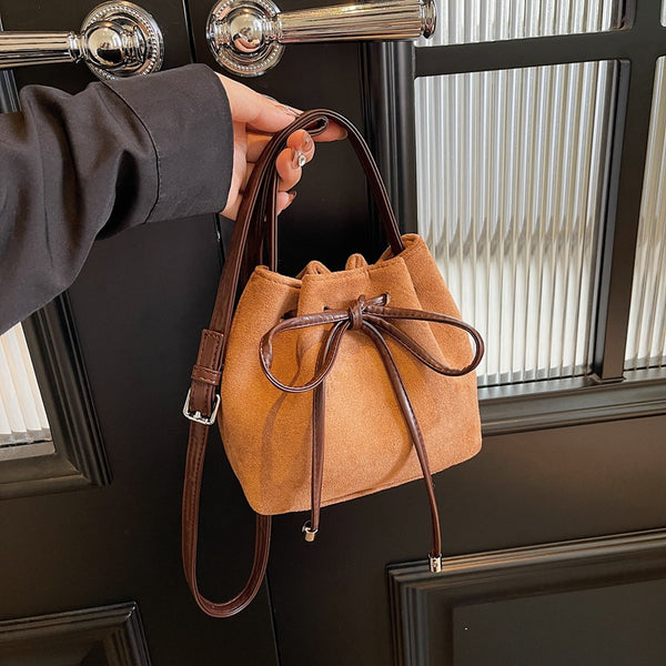 This year, large-capacity women's bags are popular. 2025 autumn new shoulder bags, foreign style suede solid color fashion pendants, buckets.