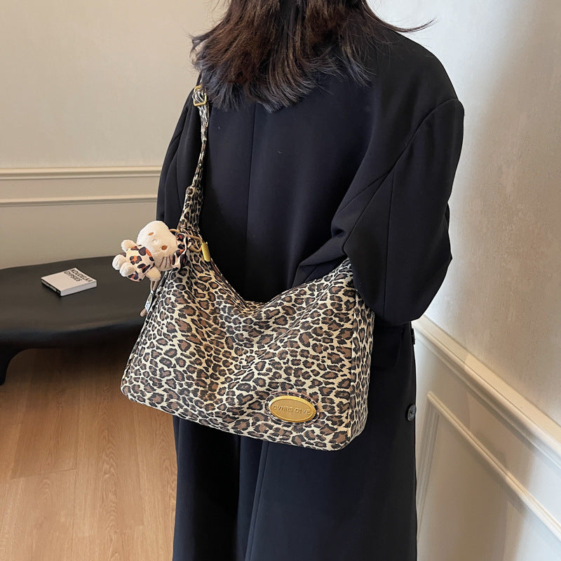 Fashion leopard print tote bag women's 2025 new autumn and winter popular commuter bag large capacity shoulder messenger bag