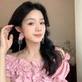 Blue seaside resort style petal earrings for women, elegant and sophisticated, flattering for round faces, dainty stud earrings, ethereal and sweet ear accessories