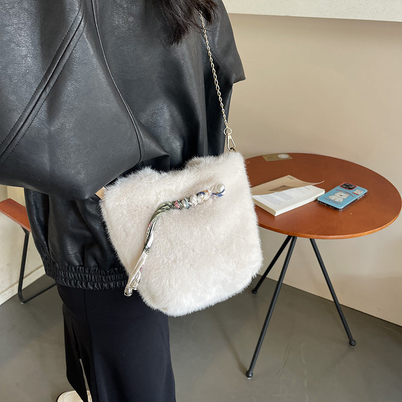 Retro baguette messenger bag women's 2025 autumn and winter new textured commuting versatile hair bag shoulder armpit bag