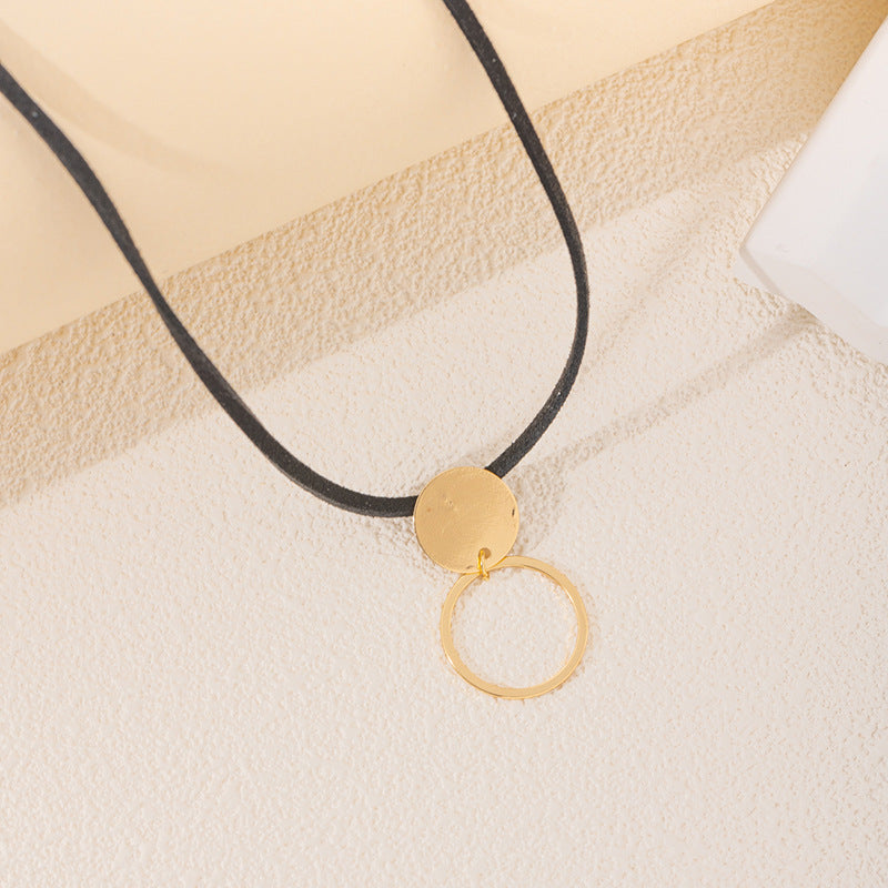 Wholesale exaggerated circle pendants - european & american cross-border fashion jewelry - versatile alloy necklaces - unique rope chain geometric necklaces