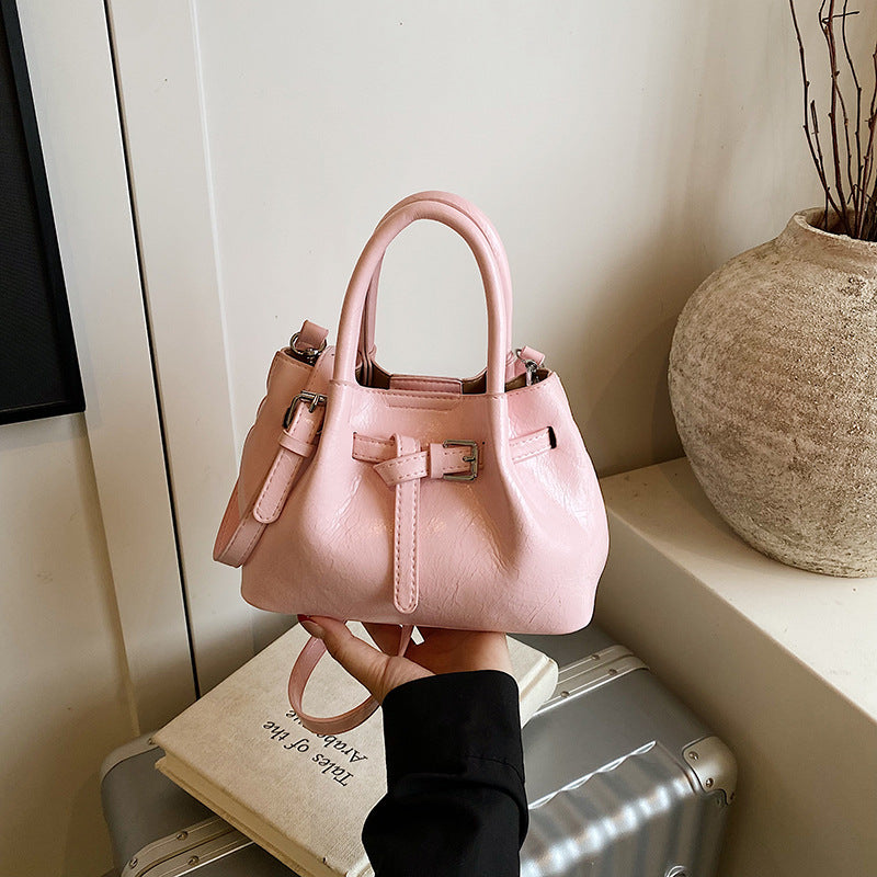 Fashion high sense 2025 new portable pleated bucket bag fashionable versatile foreign style shoulder messenger women's bag