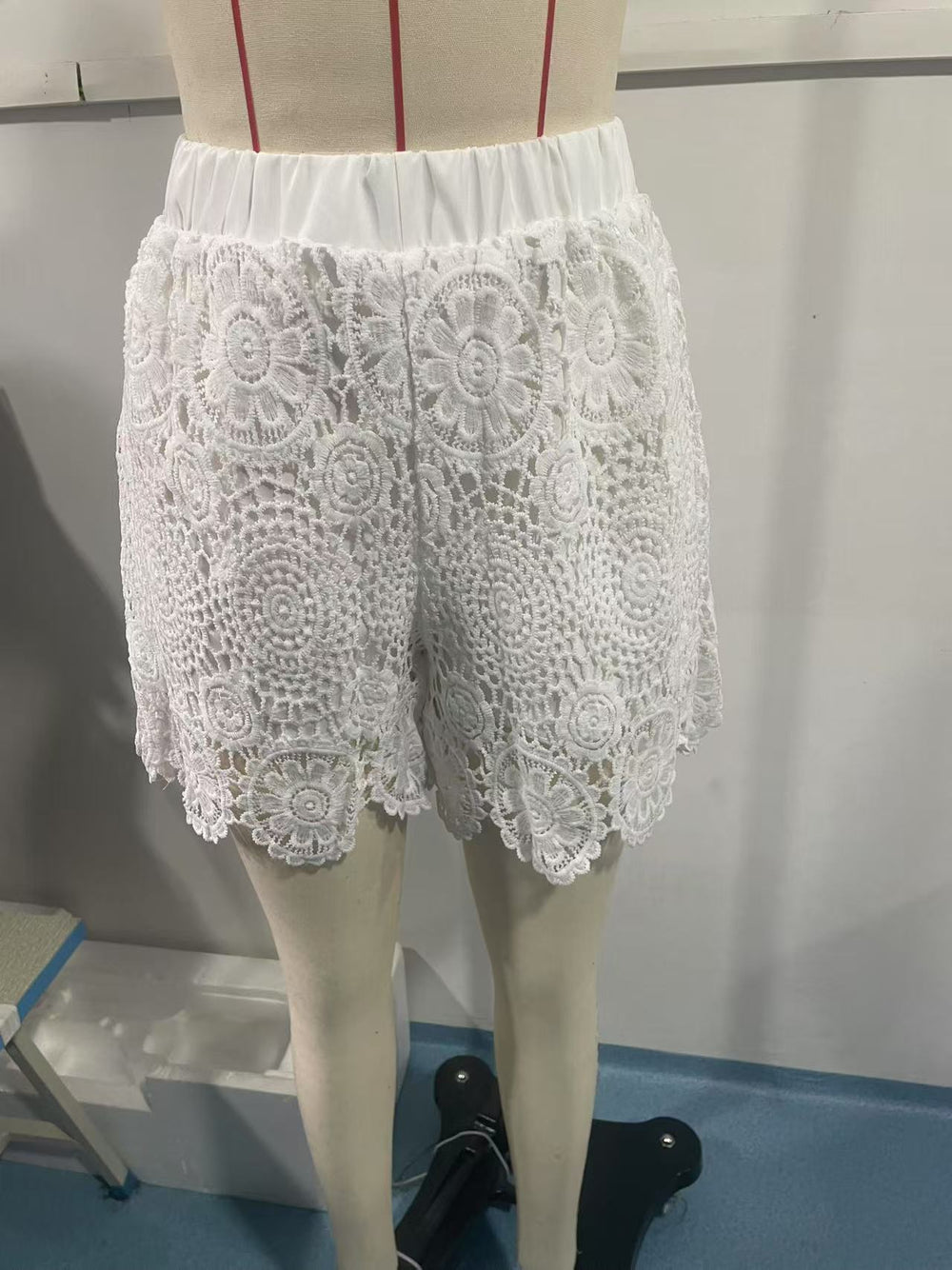 cross-border fashion: women's new lace-trimmed, versatile, mid-rise, solid color straight-leg shorts for  us & europe