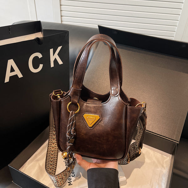 Portable bucket bag, popular shoulder tote bag, autumn and winter fashion versatile messenger bag, trendy versatile portable women's bag