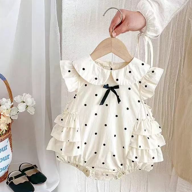 Summer baby girl's flutter-sleeve triangle romper, a super stylish and trendy outfit for a baby girl's 100-day celebration, princess-style korean fashion