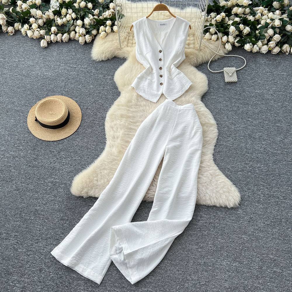 Vintage-inspired, effortlessly chic: sleeveless v-neck blouse & high-waisted, slim-fit, drapey trousers - a powerful summer set for women