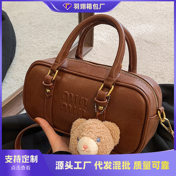 This year's popular small bags are women's autumn and winter versatile 2023 new retro shoulder messenger bag women's portable pillow bag