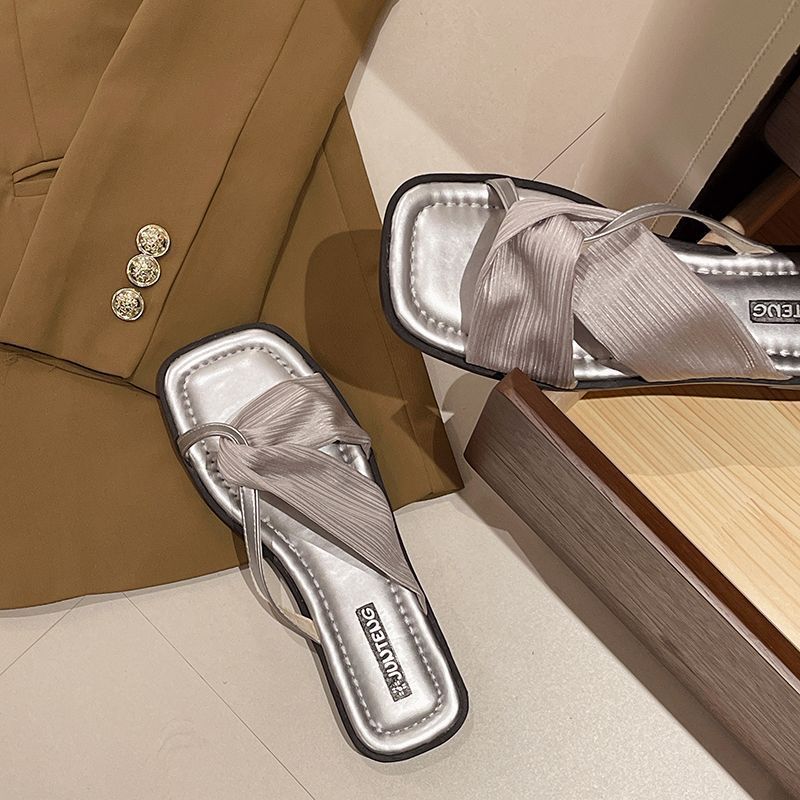 High sense French Internet celebrity 2024 new niche super fire with skirt sandals small fragrant slippers women's spring wear