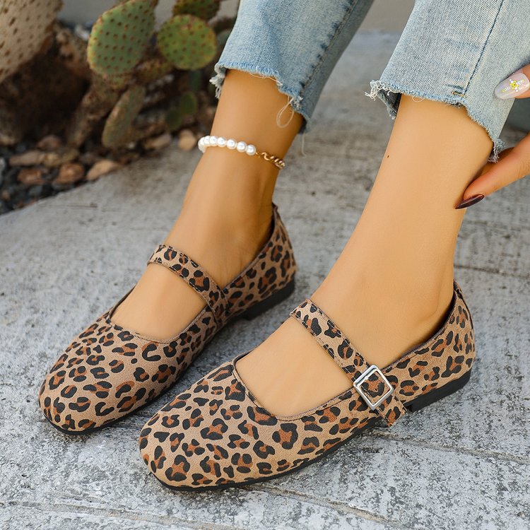 spring/summer new arrivals: plus-size women's flat shoes for cross-border e-commerce. sizes 35-42 available. wholesale options available. dropshipping to  and