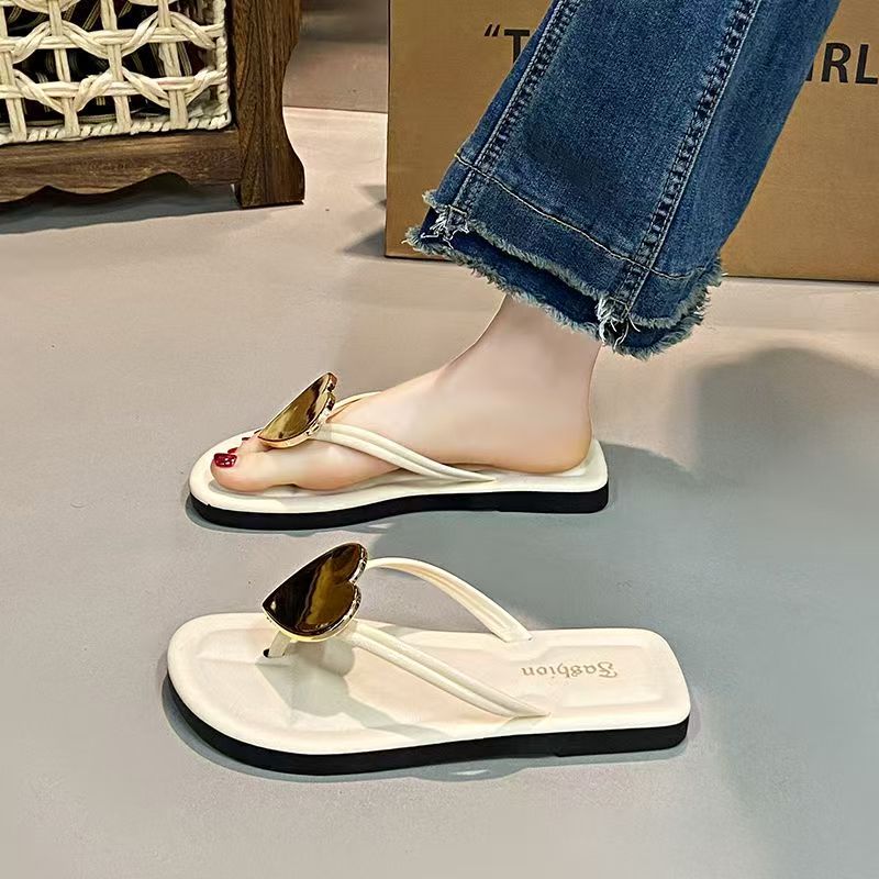 Women's flip-flops: flat, non-slip, lightweight, beach-ready, fashionable, versatile, heart-themed sandals - new summer 2025 collection for outdoor wear
