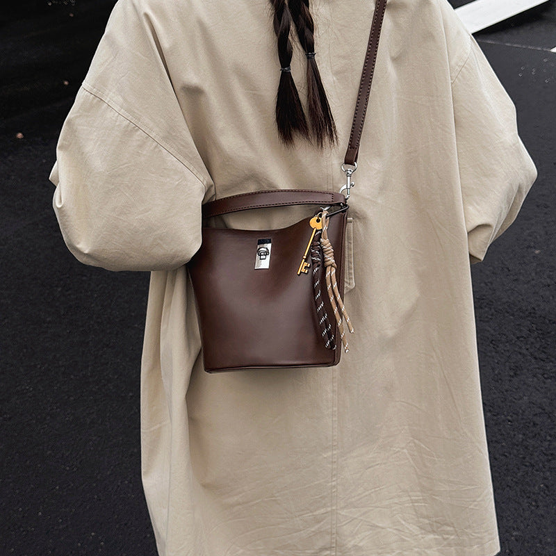 Korean style popular fashion handbag women's autumn versatile large capacity bucket bag light luxury texture shoulder bag crossbody bag