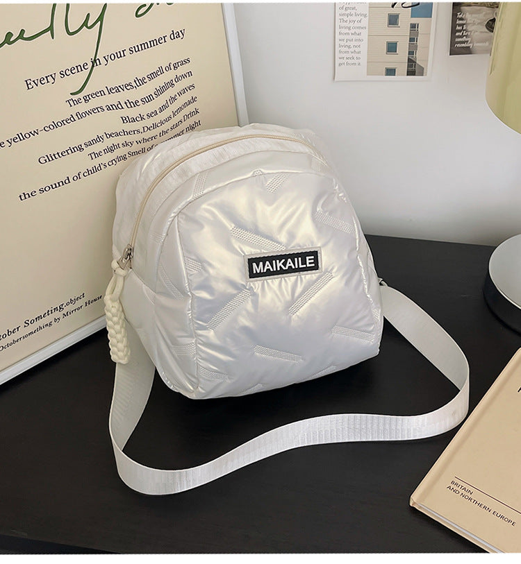 High-end niche messenger bag women's 2024 winter new Korean version fashion travel soft messenger bag